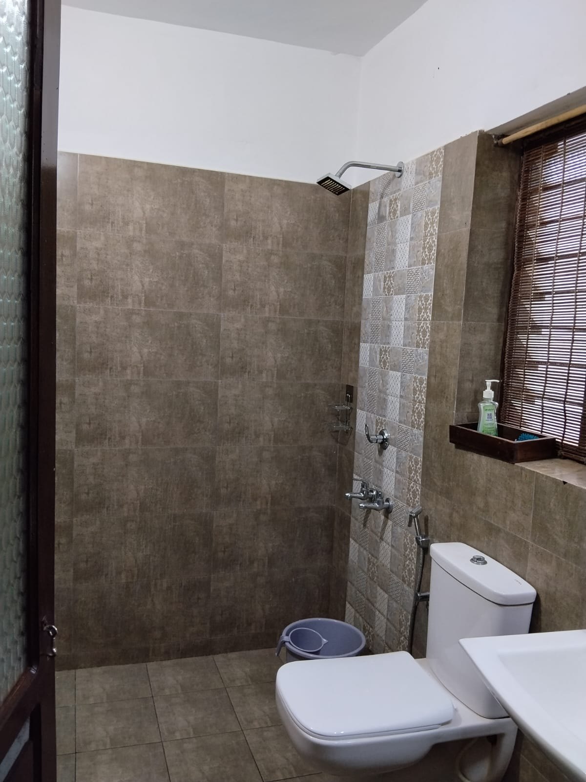 Clean and spacious bath space